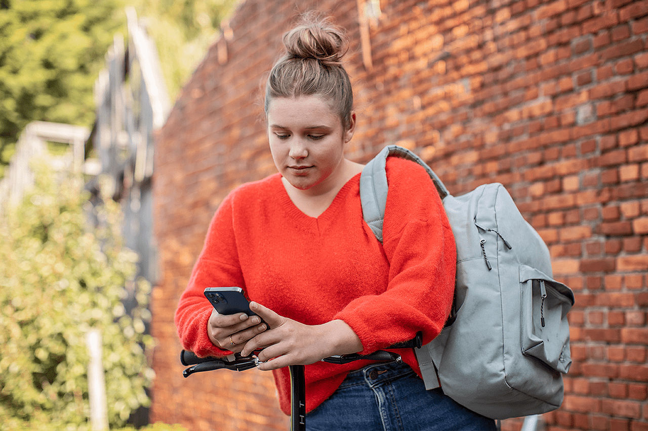 Afbeelding van een klant die het overzicht van de uitgaven raadpleegt in de Xtra-app.